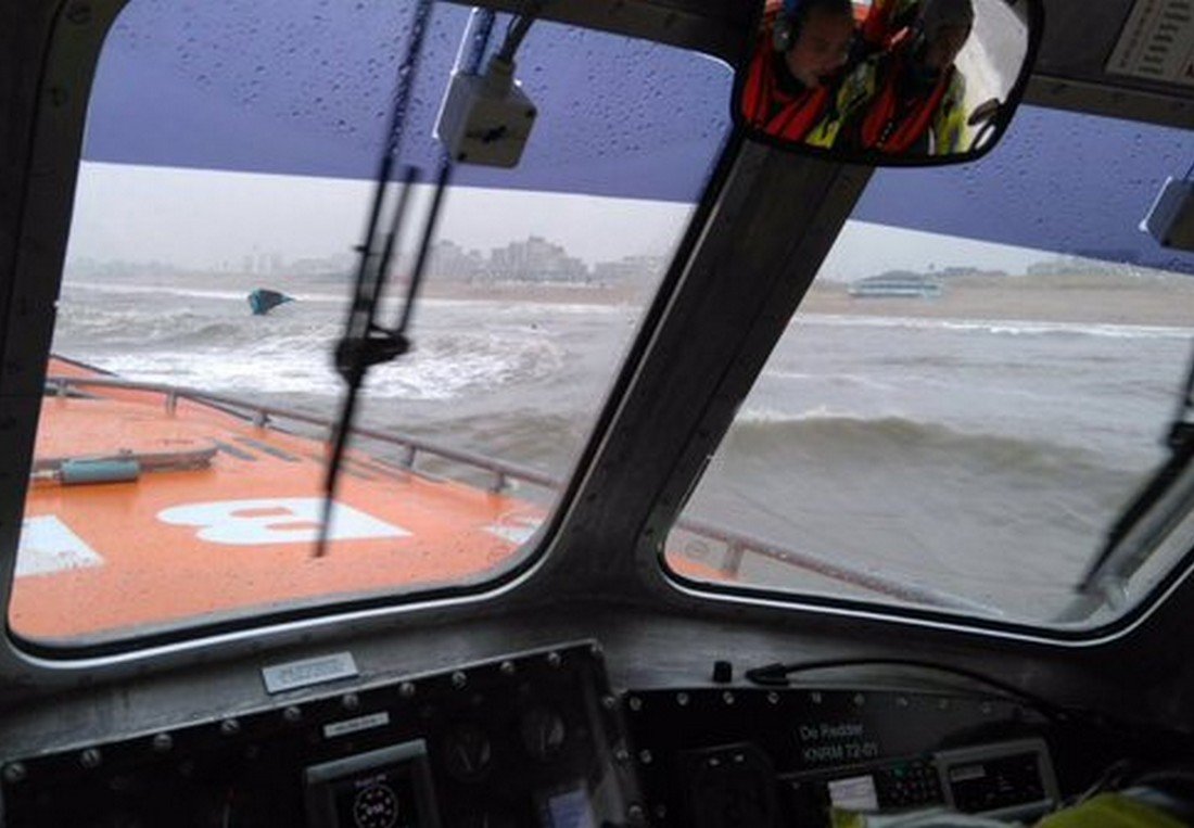 Surfer in problemen Katwijk